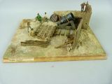 une petite maquette d'un bâtiment surmonté d'un canon