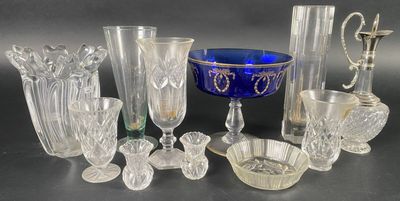 Réunion d'une coupe et d'un lot de vases en cristal taillé e…