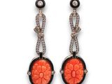 une photo d'une paire de boucles d'oreilles en corail et diamants