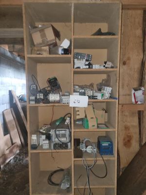 une étagère sur laquelle sont posés de nombreux appareils électriques de toutes sortes