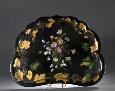 assiette noire et dorée, décorée de fleurs et de feuilles peintes