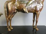 une statue en bronze représentant un homme à cheval