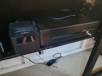 une photo d'un bureau d'ordinateur avec une imprimante et une imprimante