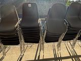 de nombreuses chaises posées sur le trottoir
