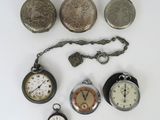 de nombreux types de montres de poche présentés sur une table