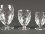 trois verres à vin en cristal posés les uns à côté des autres sur une table