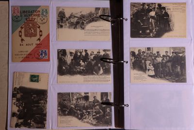 une vieille photo d'un groupe de personnes assises dans une pièce