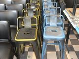 de nombreuses chaises et tables dans une pièce au sol à carreaux