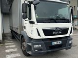un camion blanc garé devant un bâtiment