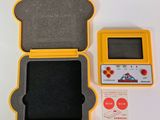 un appareil électronique jaune et noir contenant un jeu