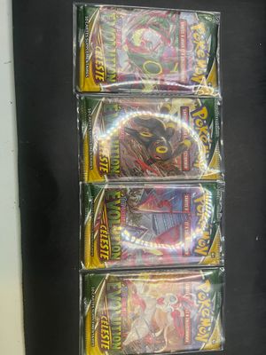 trois paquets de cartes à collectionner Pokémon sont empilés les uns sur les autres