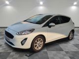 La Ford Fiesta blanche est garée sur un sol à damier.