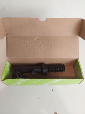 une boîte ouverte contenant un tuyau noir, posée sur une surface blanche