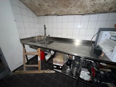 une cuisine équipée d'un évier et d'un micro-ondes