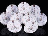 de nombreuses assiettes aux motifs variés, disposées sur un fond noir