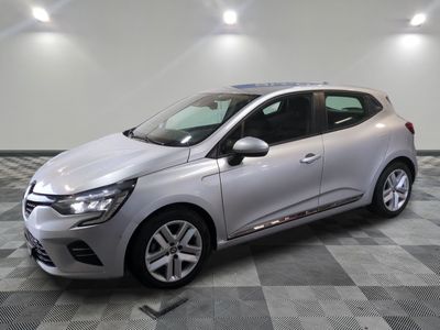 la voiture argentée est garée sur le sol en damier d'un garage