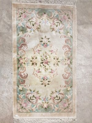 un tapis accroché au mur d'une pièce