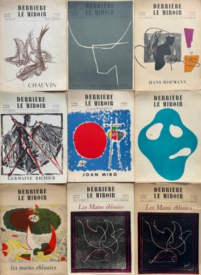 un grand nombre de livres posés sur une table