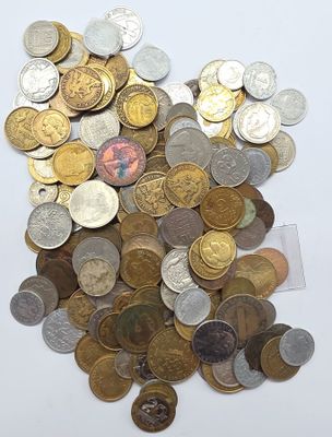 une pile de pièces de monnaie posée sur une surface blanche