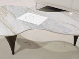 un canapé blanc et une table basse dans une pièce