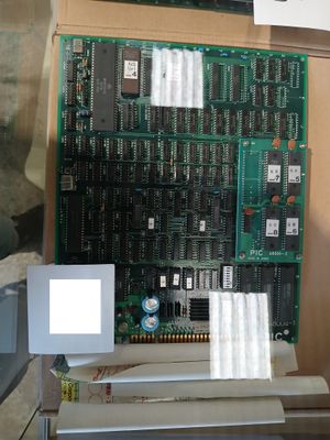 une photo d'une carte mère d'ordinateur sur laquelle figurent de nombreux composants