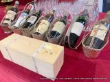 de nombreuses bouteilles de vin et des verres posés sur une table