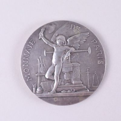 une pièce d'argent sur laquelle figure l'image d'un homme