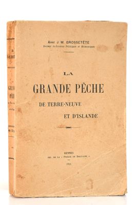 un vieux livre posé sur une table à côté d'un fond blanc