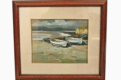 tableau représentant des bateaux sur une plage, avec un ciel nuageux en arrière-plan