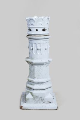 une statue blanche surmontée d'une couronne