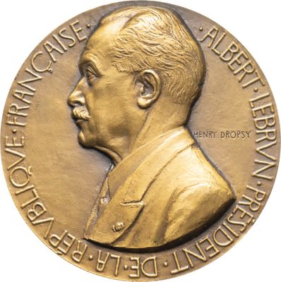 une image représentant une médaille d'or sur laquelle figure le portrait d'un homme