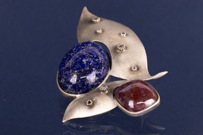 bague en argent ornée de lapis-lazuli et de pierres sur un fond bleu