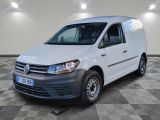 la camionnette blanche est garée sur un sol carrelé en damier