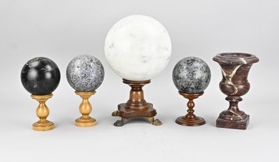 plusieurs types de vases ornés de boules de marbre