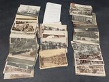 un lot de vieilles cartes postales posées sur une table