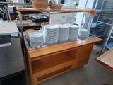 beaucoup d'assiettes posées sur une table dans un magasin