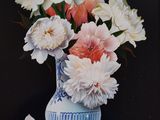 une peinture de fleurs dans un vase bleu sur une table