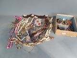 une boîte contenant tout un tas de bijoux