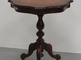 une image d'une petite table avec un plateau en bois