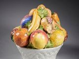 un bol de fruits posé sur une table