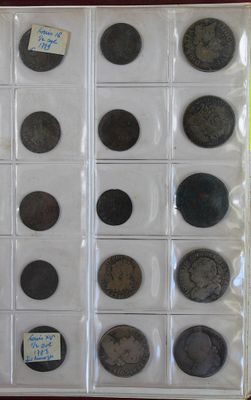 beaucoup de vieilles pièces de monnaie dans une vitrine
