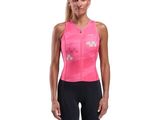 La femme porte un haut rose et un short noir.