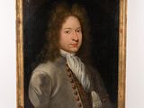 portrait d'un jeune homme vêtu d'un manteau gris et d'une chemise blanche