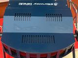 un amplificateur bleu et noir posé sur une table rouge