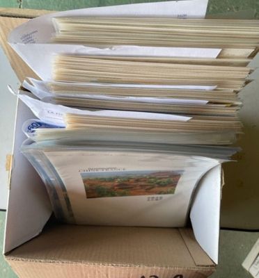 une boîte en carton contenant une pile de papiers