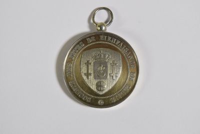 une image représentant une médaille d'argent sur laquelle figure un blason