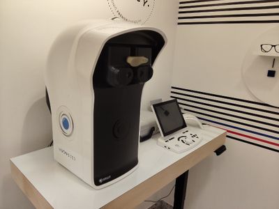 une photo d'une machine à café posée sur une table dans un café