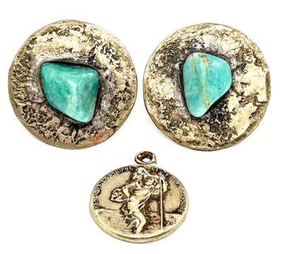 deux morceaux d'argent et de turquoise, ainsi qu'une pièce de monnaie