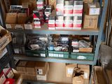 de nombreux cartons et boîtes sur une étagère dans une pièce