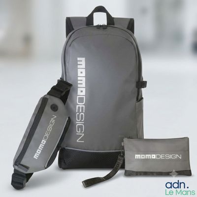 un sac à dos auquel est fixée une gourde et un sac auquel est fixée une gourde